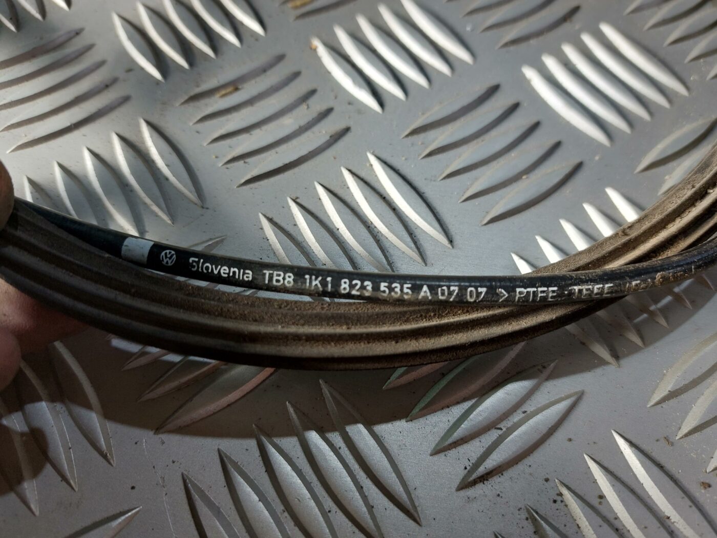 Pārsega slēdzenes trose priekš VW JETTA 2008 2 Pārsega slēdzenes trose priekš VW JETTA 2008