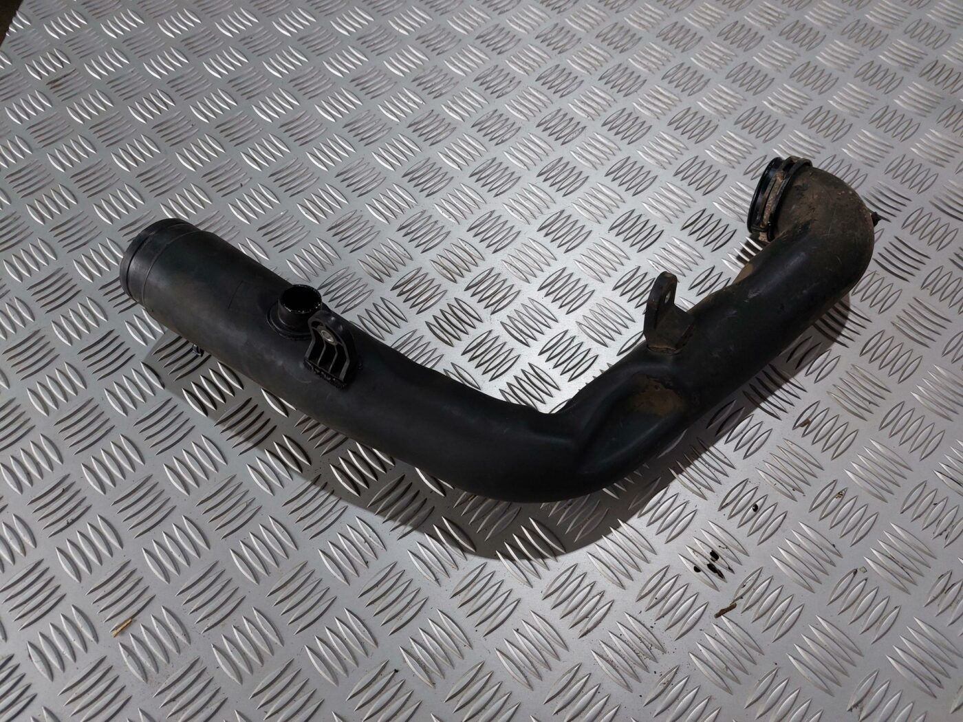 Interkulera caurule priekš VW JETTA 2008 1 Interkulera caurule priekš VW JETTA 2008