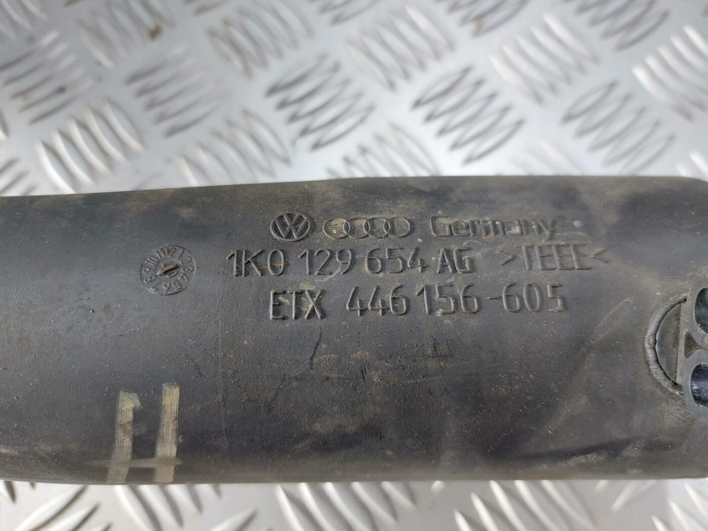 Interkulera caurule priekš VW JETTA 2008 2 Interkulera caurule priekš VW JETTA 2008