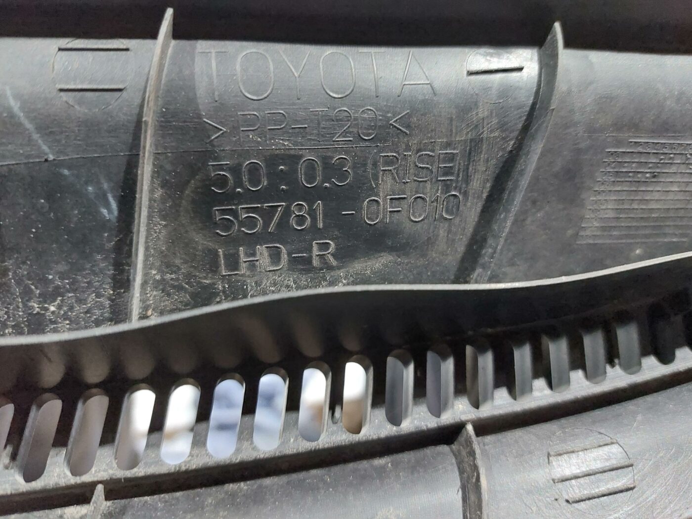 Vējstikla uzlikas (deflektora) režģis priekš TOYOTA COROLLA VERSO 2006 3 Vējstikla uzlikas (deflektora) režģis priekš TOYOTA COROLLA VERSO 2006