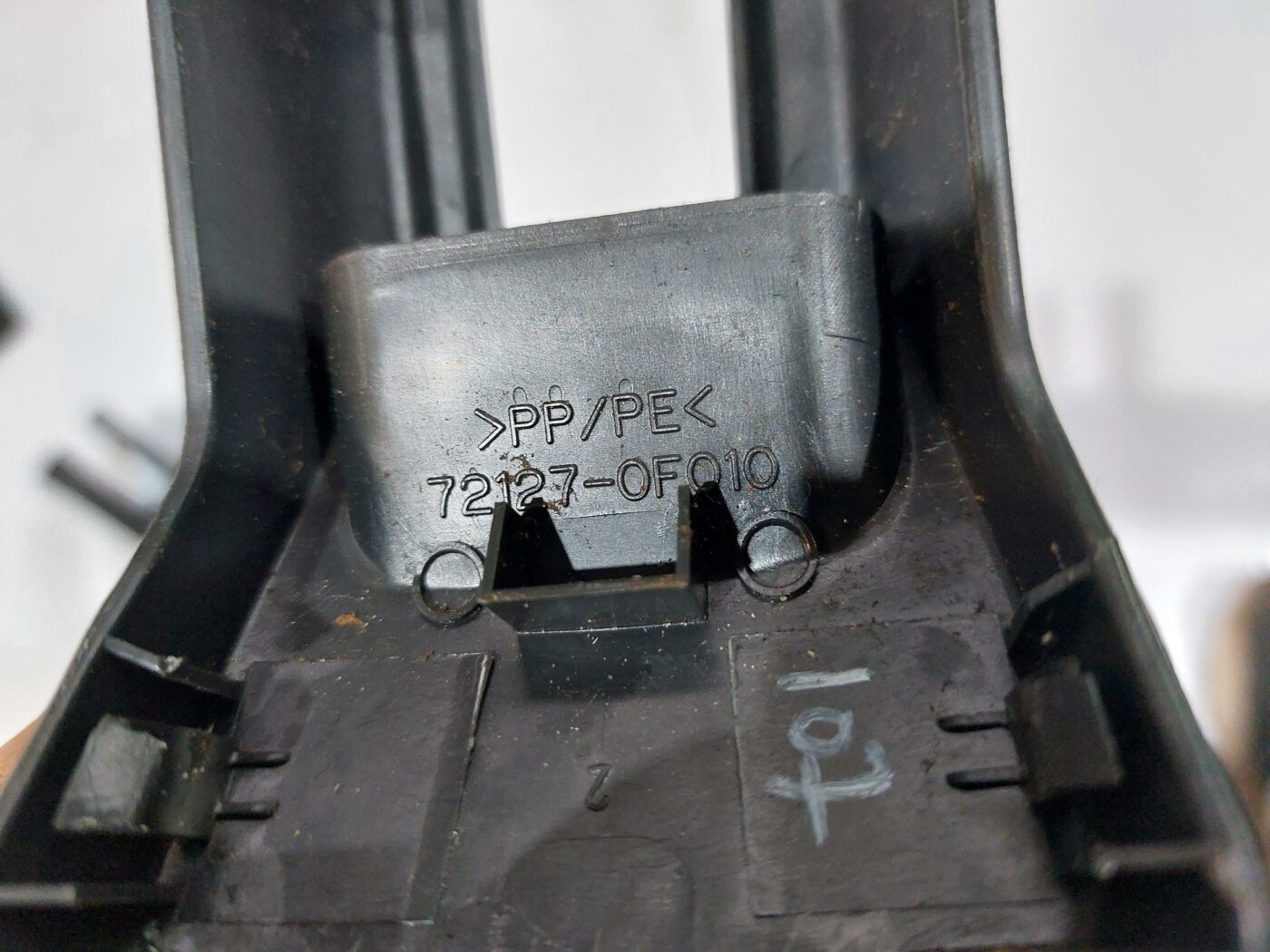 Priekšējā labā sēdekļa sliežu apdare priekš TOYOTA COROLLA VERSO 2006