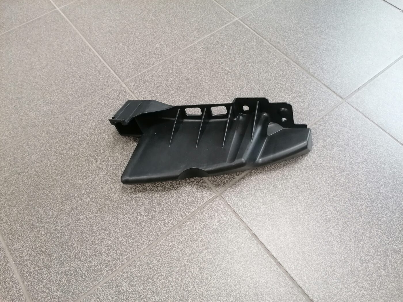 Priekšējā bufera stiprinājums, pa kreisi priekš Renault Kangoo 2009-2013 2 Priekšējā bufera stiprinājums, pa kreisi priekš Renault Kangoo 2009-2013