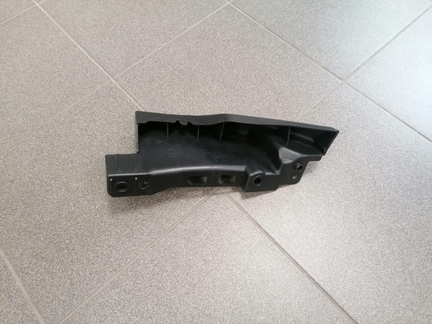 Priekšējā bufera stiprinājums, pa kreisi priekš Renault Kangoo 2009-2013 3 Priekšējā bufera stiprinājums, pa kreisi priekš Renault Kangoo 2009-2013