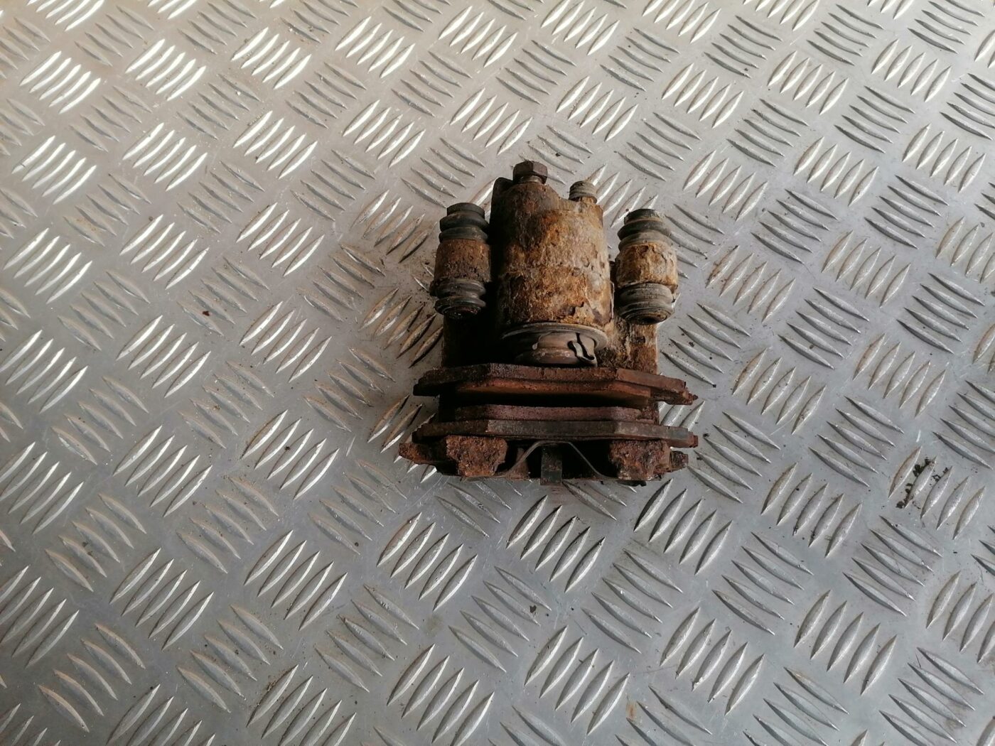 Aizmugurējais kreisais suports priekš CHRYSLER SEBRING 2006 2 Aizmugurējais kreisais suports priekš CHRYSLER SEBRING 2006