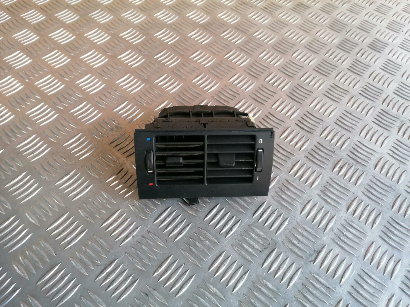 Centrālās konsoles gaisa vads priekš BMW 530D E39 2001 TOURING 1 Centrālās konsoles gaisa vads priekš BMW 530D E39 2001 TOURING