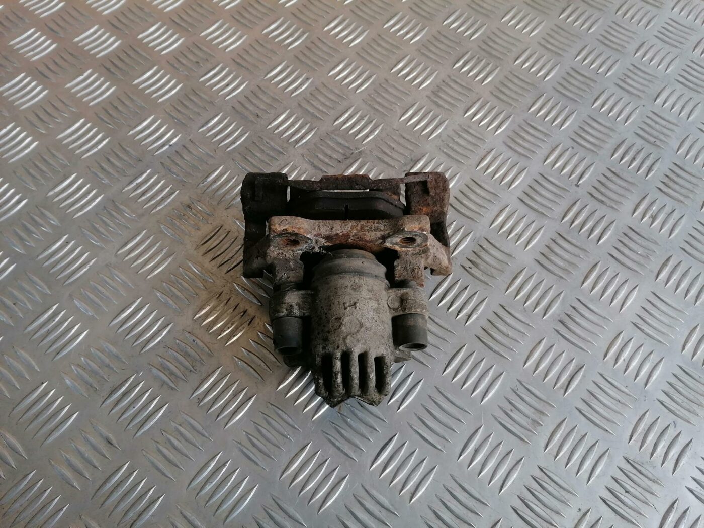 Aizmugurējais labais suports priekš BMW 530D E39 2001 TOURING 2 Aizmugurējais labais suports priekš BMW 530D E39 2001 TOURING