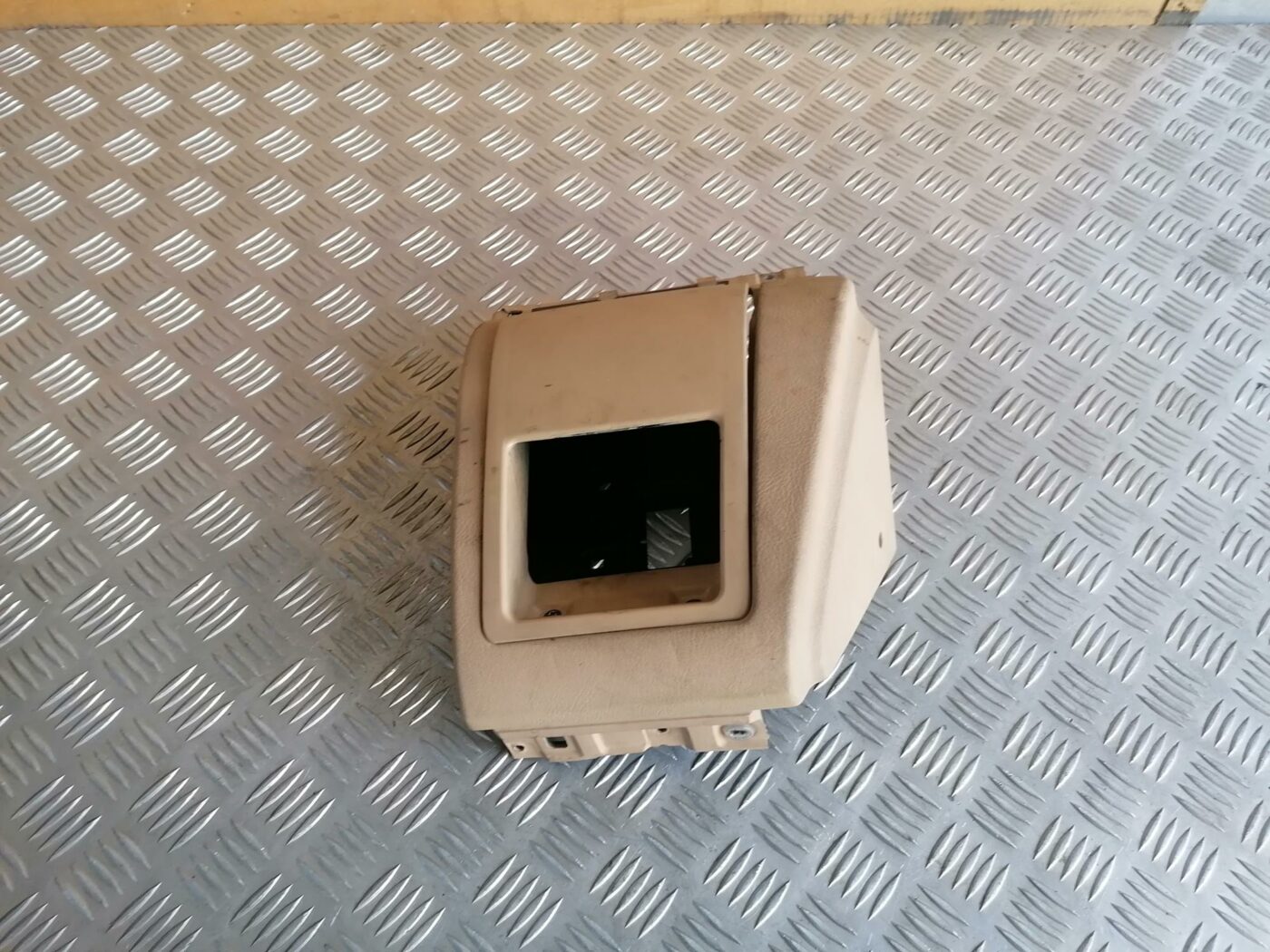 Mantu glabāšanas nodalījums vadītāja pusē priekš BMW 530D E39 2001 TOURING 1 Mantu glabāšanas nodalījums vadītāja pusē priekš BMW 530D E39 2001 TOURING