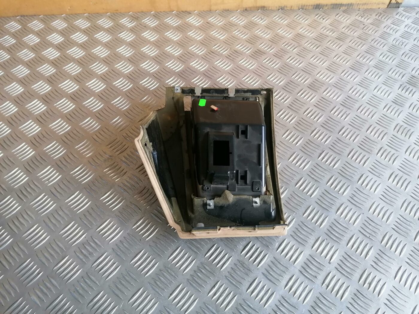 Mantu glabāšanas nodalījums vadītāja pusē priekš BMW 530D E39 2001 TOURING 2 Mantu glabāšanas nodalījums vadītāja pusē priekš BMW 530D E39 2001 TOURING