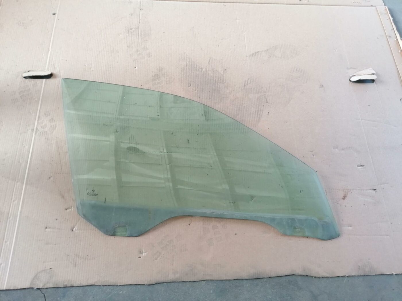 Priekšējo labo durvju stikls priekš BMW 530D E39 2001 TOURING