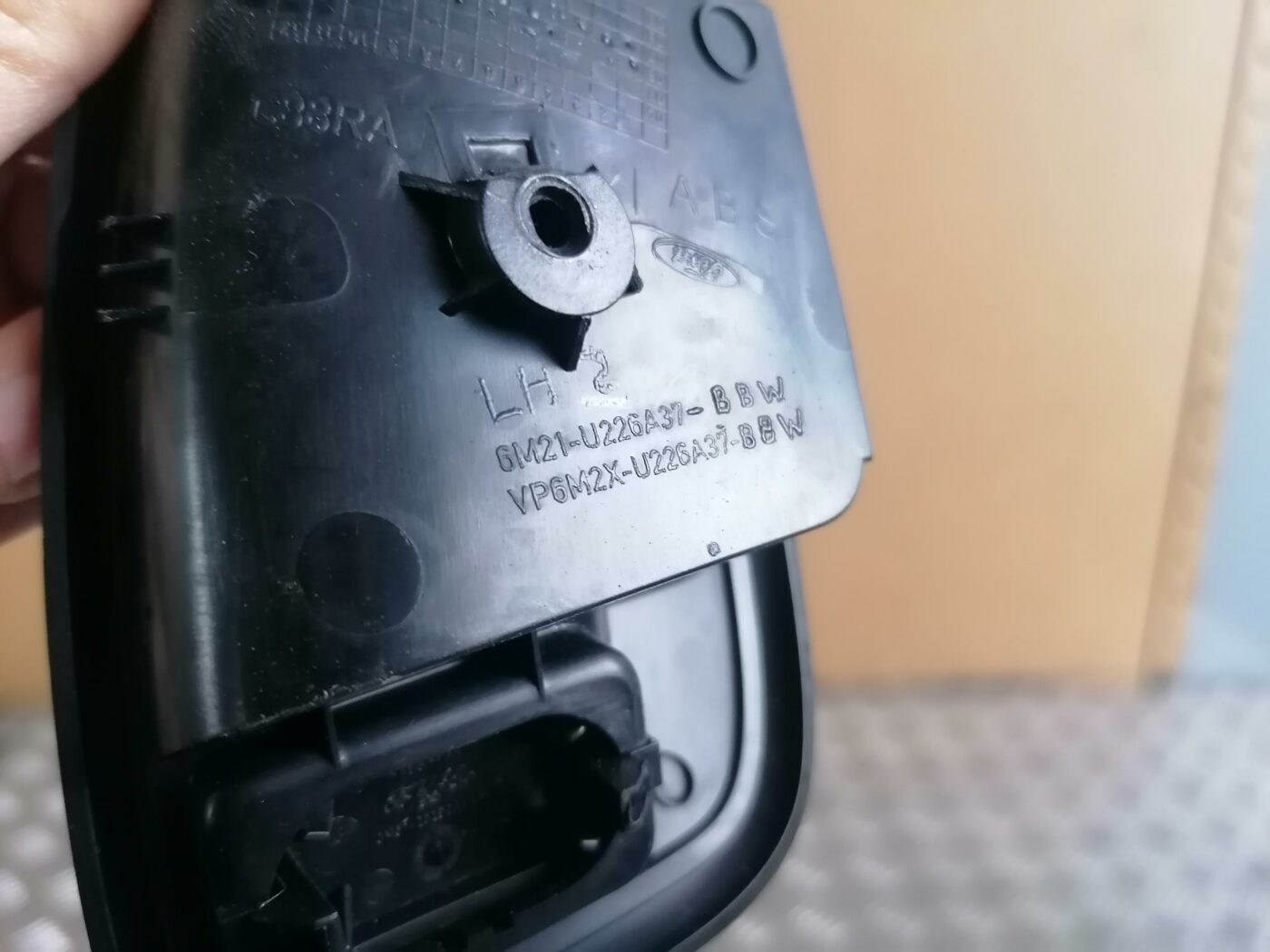 Durvju rokturu apdares uzlika (salonā) priekš FORD MONDEO 2007 3 Durvju rokturu apdares uzlika (salonā) priekš FORD MONDEO 2007