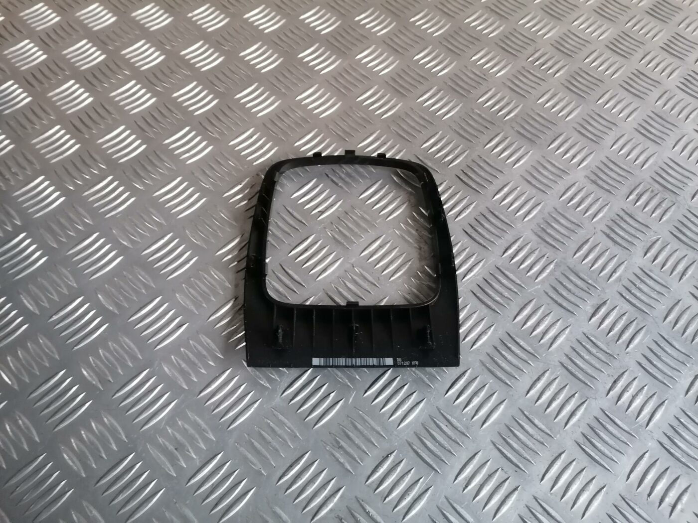 Dekoratīvs rāmis pārnesumu selektoram priekš FORD MONDEO 2007