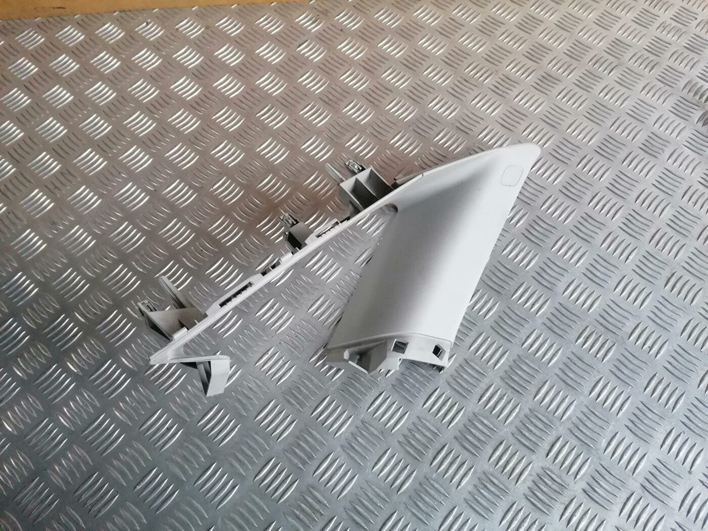 Bagažnieka nodalījuma statnes apdare priekš FORD MONDEO 2007 1 Bagažnieka nodalījuma statnes apdare priekš FORD MONDEO 2007