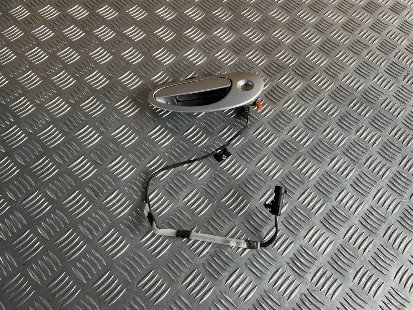 Priekšējāis kreisais durvju rokturis priekš CHRYSLER SEBRING 2006 1 Priekšējāis kreisais durvju rokturis priekš CHRYSLER SEBRING 2006