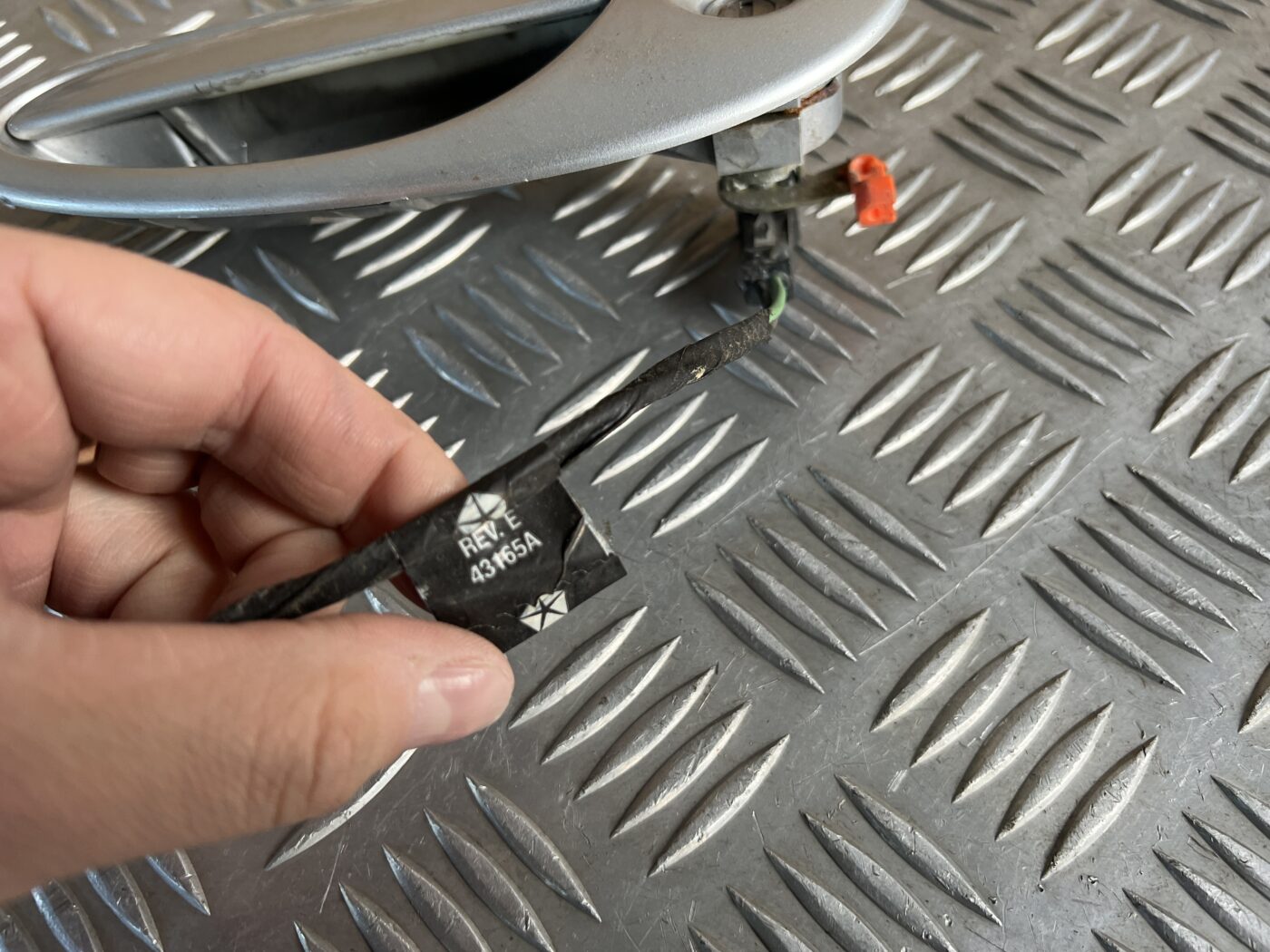 Priekšējāis kreisais durvju rokturis priekš CHRYSLER SEBRING 2006 2 Priekšējāis kreisais durvju rokturis priekš CHRYSLER SEBRING 2006