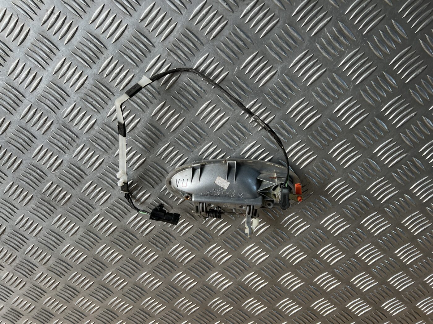 Priekšējāis kreisais durvju rokturis priekš CHRYSLER SEBRING 2006 4 Priekšējāis kreisais durvju rokturis priekš CHRYSLER SEBRING 2006