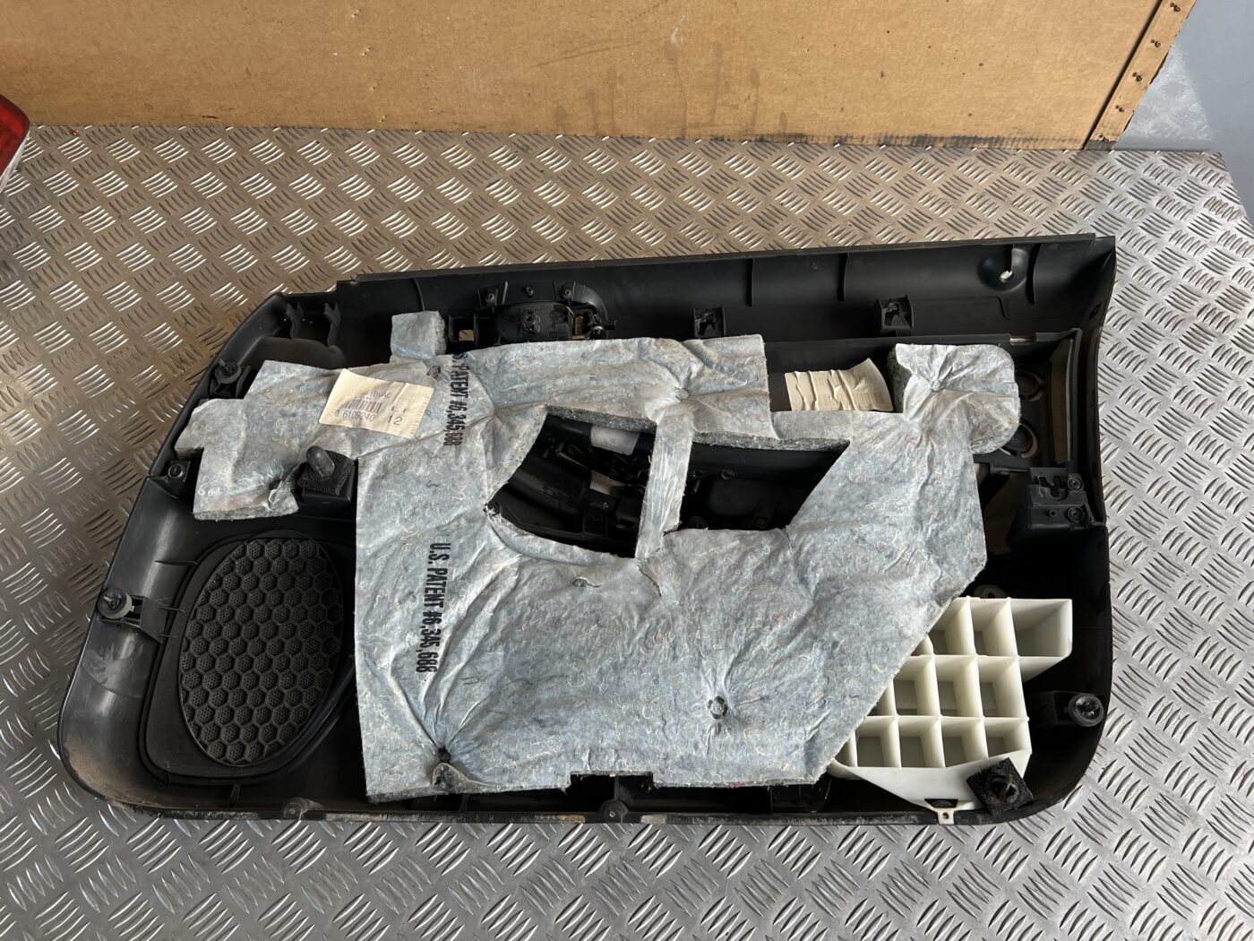 Priekšējo kreiso durvju apdare priekš CHRYSLER SEBRING 2006