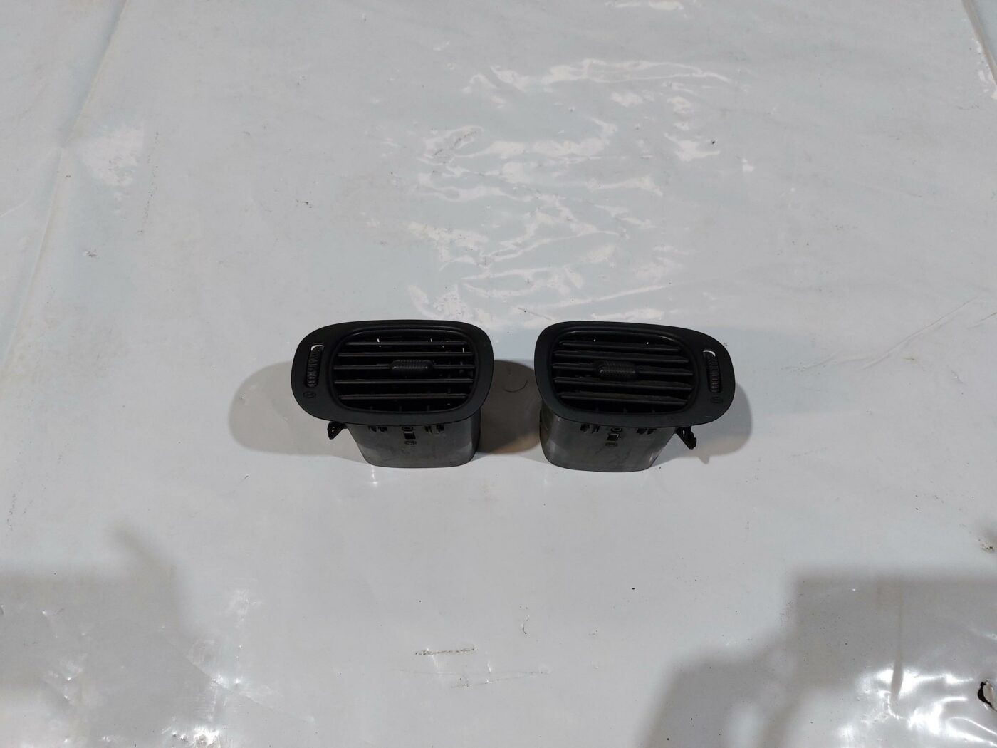 Mērinstrumentu paneļa gaisa vads, pa kreisi priekš CHRYSLER VOYAGER 2006 1 Mērinstrumentu paneļa gaisa vads, pa kreisi priekš CHRYSLER VOYAGER 2006