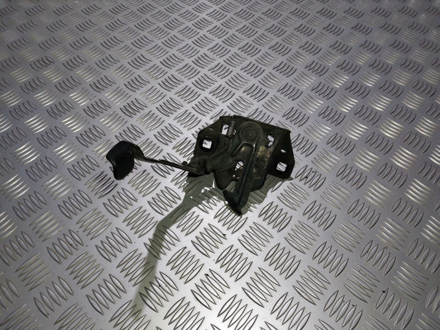 Pārsega slēdzene priekš CHRYSLER VOYAGER 2006 1 Pārsega slēdzene priekš CHRYSLER VOYAGER 2006