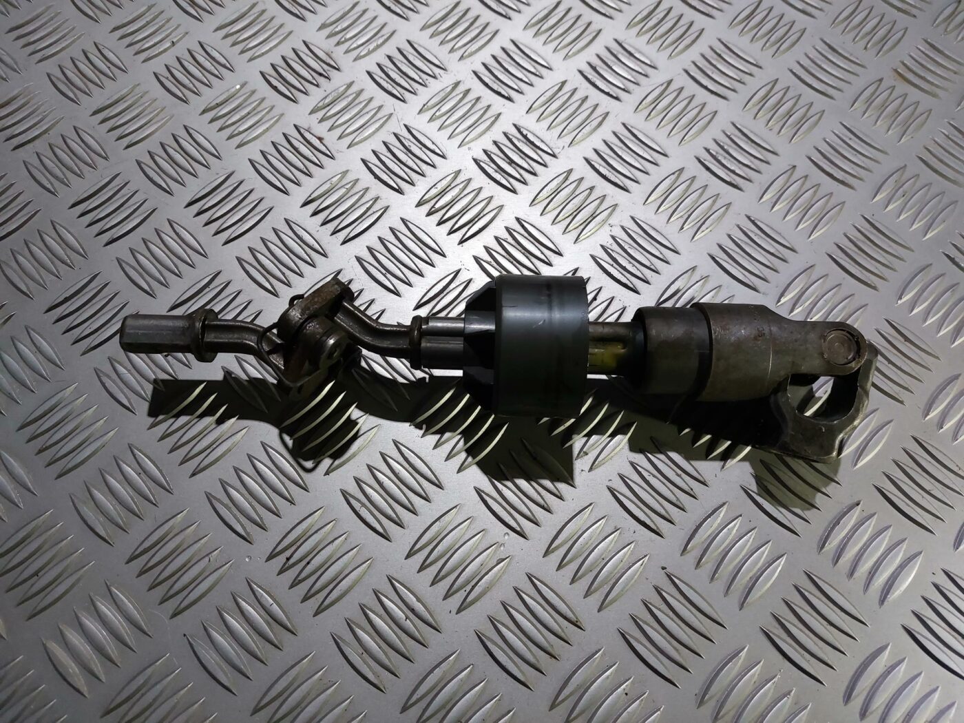 Stūres statnes kardāns priekš CHRYSLER VOYAGER 2006 1 Stūres statnes kardāns priekš CHRYSLER VOYAGER 2006