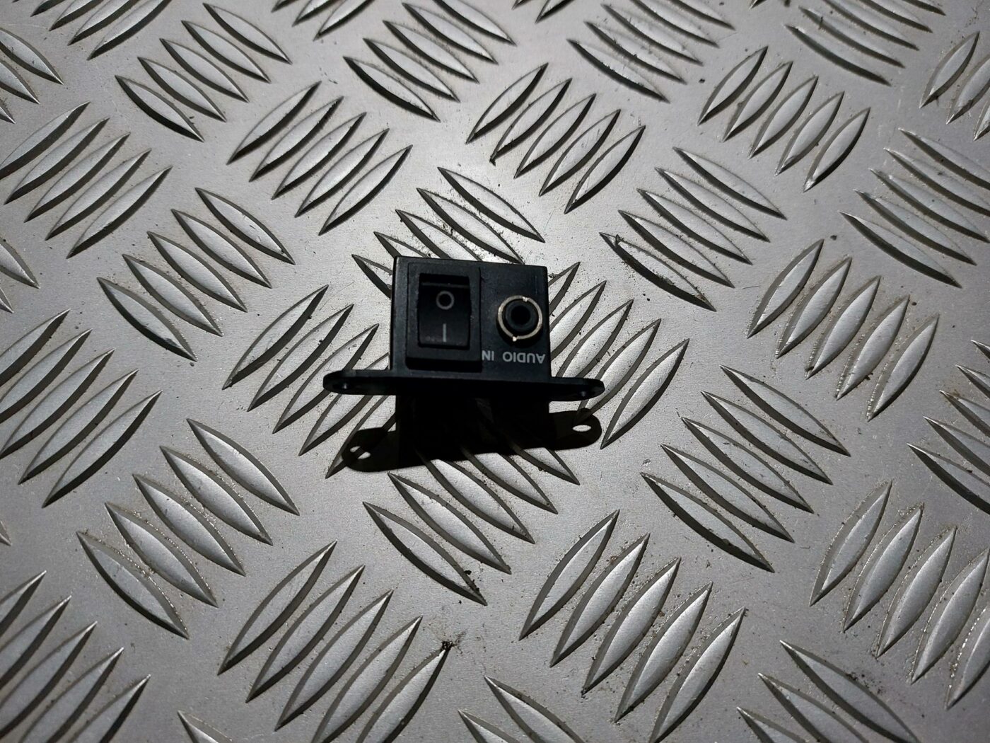 USB/AUX adapteris priekš CHRYSLER VOYAGER 2006 1 USB/AUX adapteris priekš CHRYSLER VOYAGER 2006