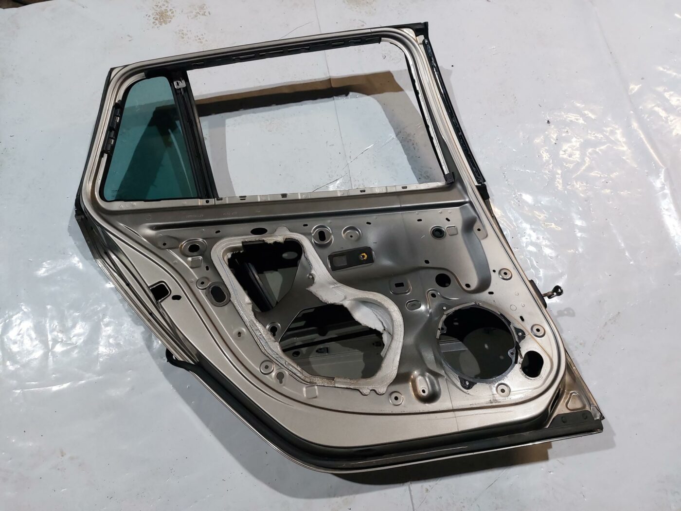 Aizmugurējās kreisās durvis priekš RENAULT LAGUNA 2011