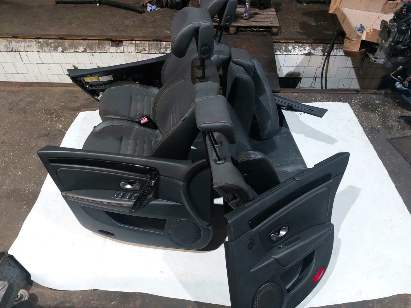 Sēdekļu komplekts priekš RENAULT LAGUNA 2011 3 Sēdekļu komplekts priekš RENAULT LAGUNA 2011