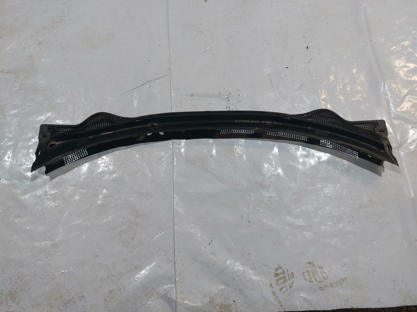 Vējstikla uzlikas (deflektora) režģis priekš RENAULT LAGUNA 2011 1 Vējstikla uzlikas (deflektora) režģis priekš RENAULT LAGUNA 2011