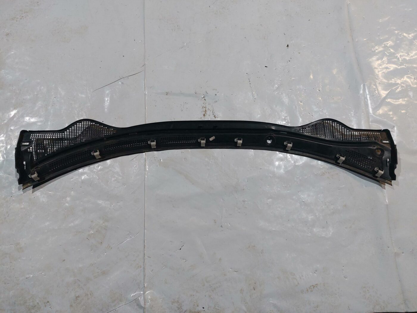 Vējstikla uzlikas (deflektora) režģis priekš RENAULT LAGUNA 2011 2 Vējstikla uzlikas (deflektora) režģis priekš RENAULT LAGUNA 2011