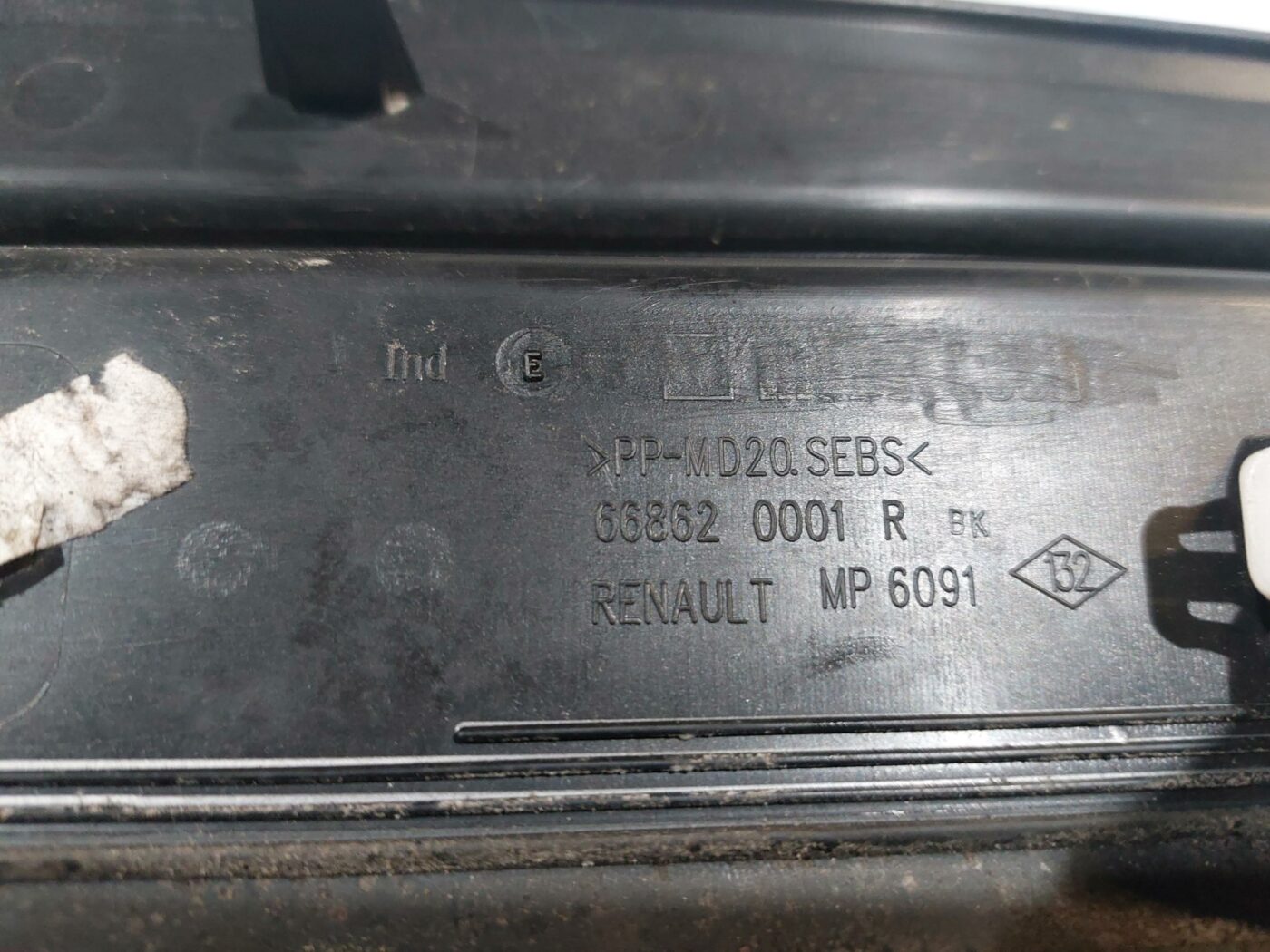 Vējstikla uzlikas (deflektora) režģis priekš RENAULT LAGUNA 2011 3 Vējstikla uzlikas (deflektora) režģis priekš RENAULT LAGUNA 2011