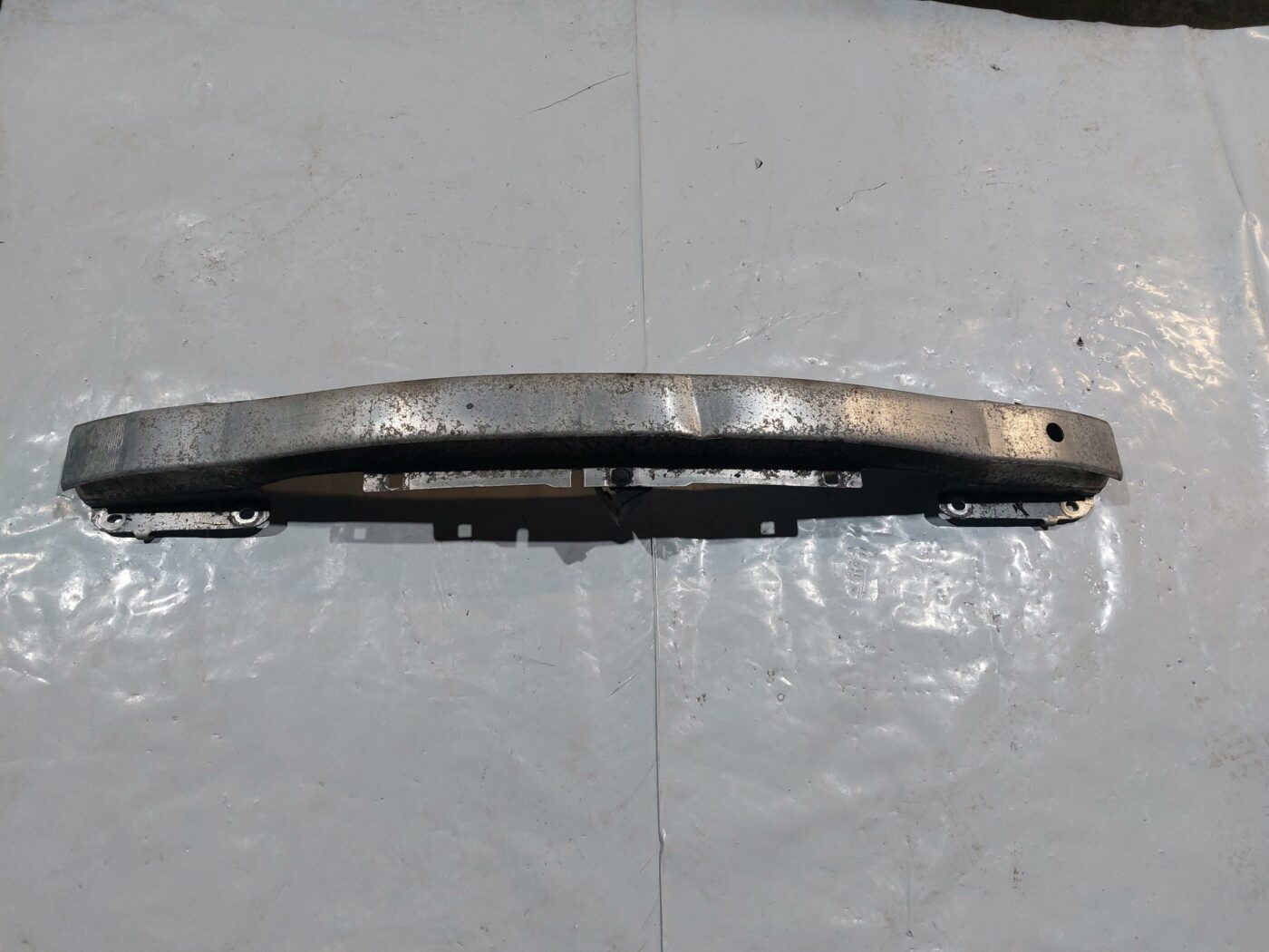 Priekšējā bufera pastiprinātājs priekš RENAULT LAGUNA 2011 1 Priekšējā bufera pastiprinātājs priekš RENAULT LAGUNA 2011