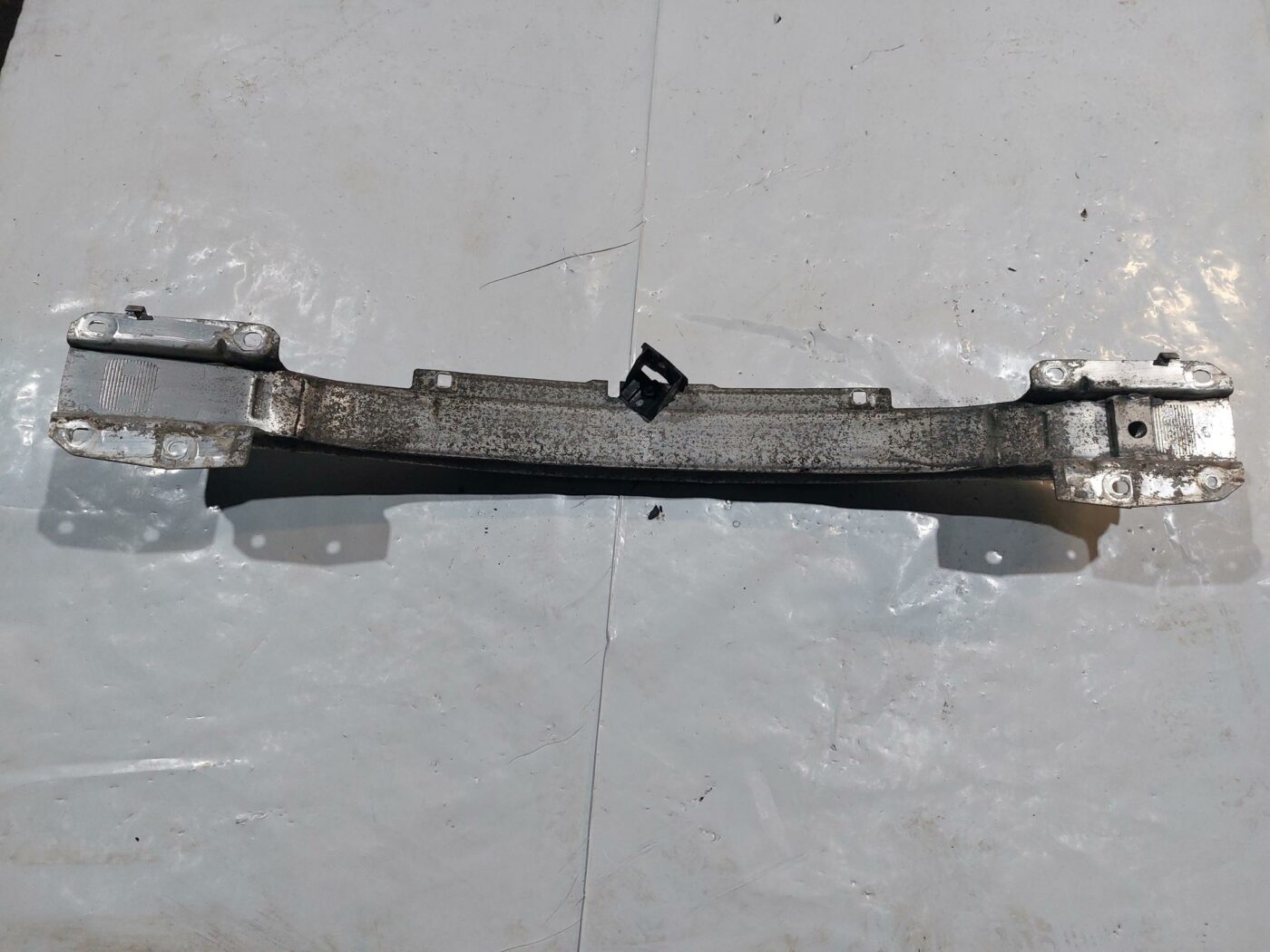 Priekšējā bufera pastiprinātājs priekš RENAULT LAGUNA 2011 2 Priekšējā bufera pastiprinātājs priekš RENAULT LAGUNA 2011