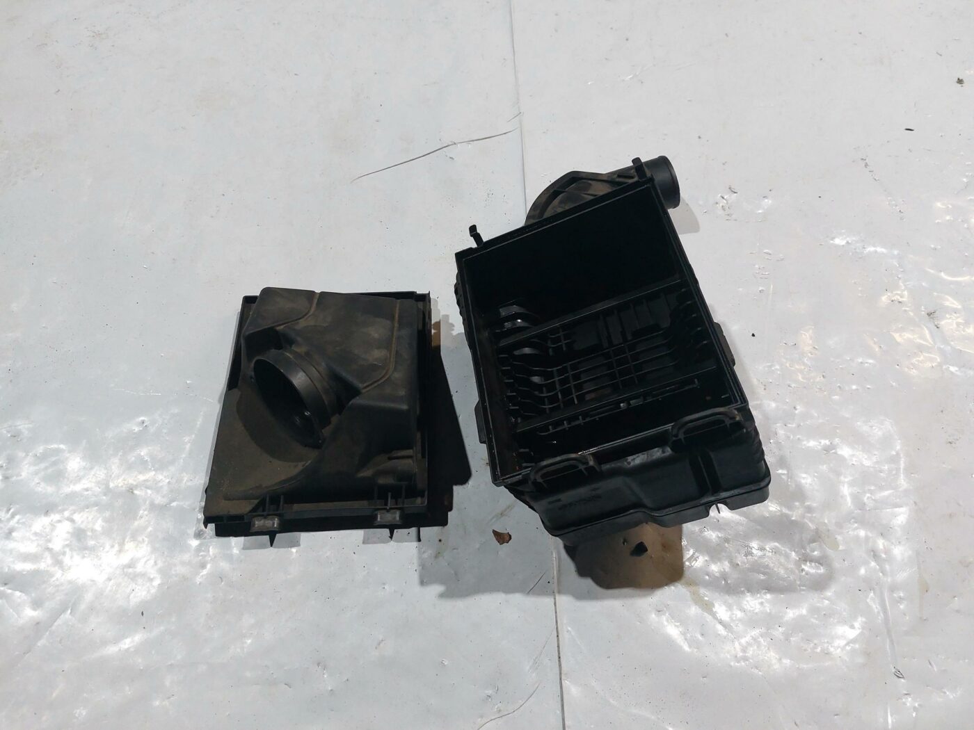 Gaisa filtra korpuss priekš RENAULT LAGUNA 2011