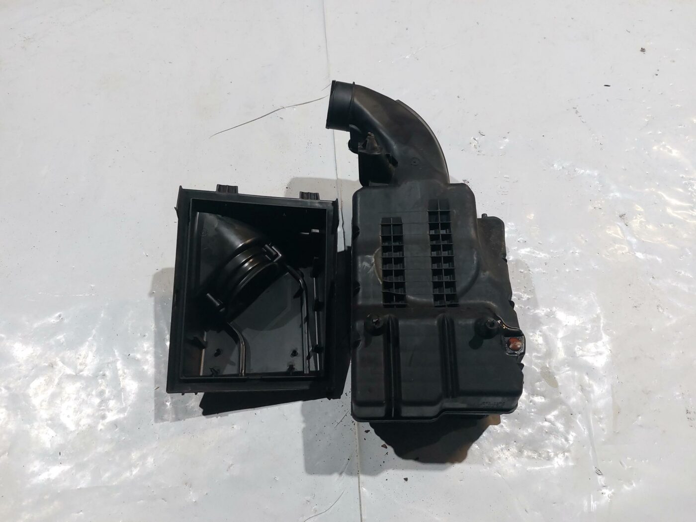 Gaisa filtra korpuss priekš RENAULT LAGUNA 2011