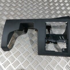 Mērinstrumentu paneļa apdare (zem stūres) priekš RENAULT LAGUNA 2011