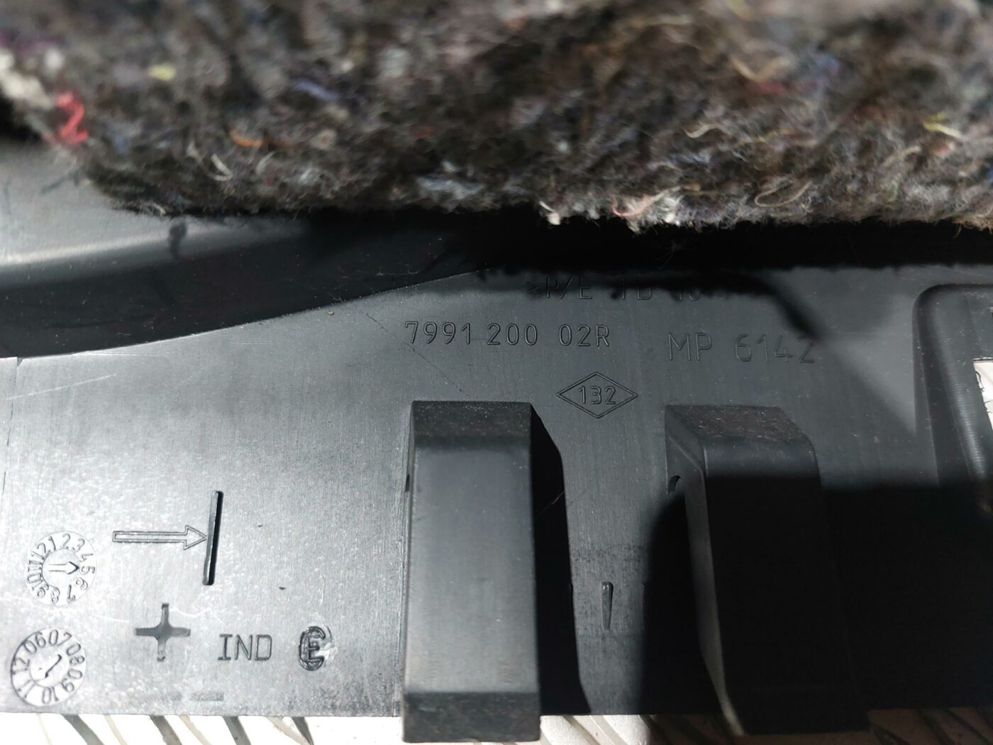 Bagāžnieka žalūziju sliedes priekš RENAULT LAGUNA 2011