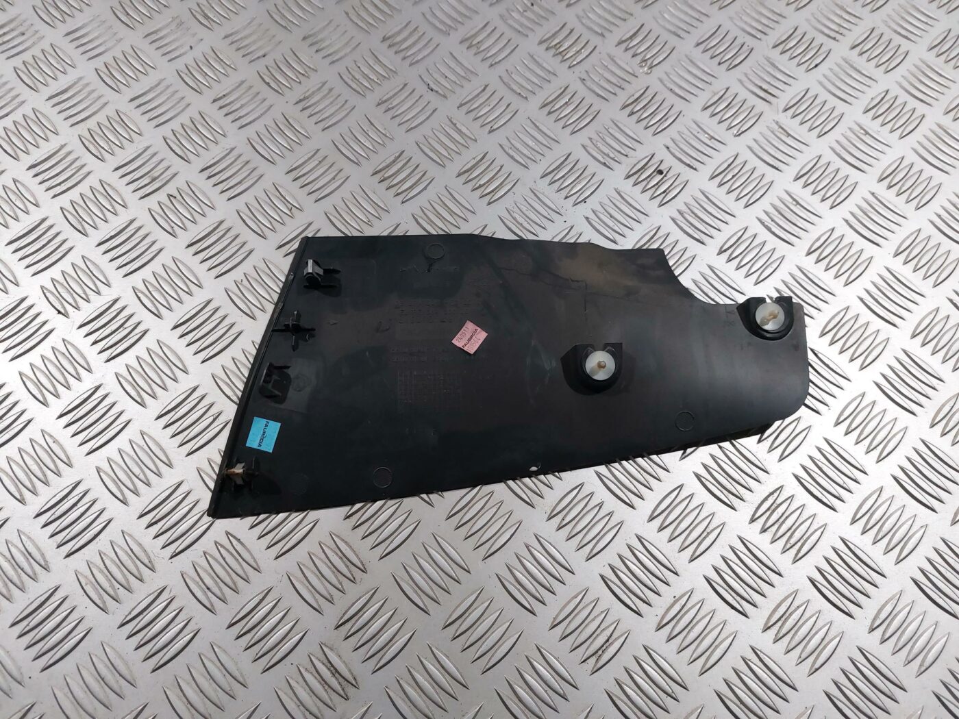 Centrālās konsoles (apdares) sānu panelis priekš RENAULT LAGUNA 2011 2 Centrālās konsoles (apdares) sānu panelis priekš RENAULT LAGUNA 2011