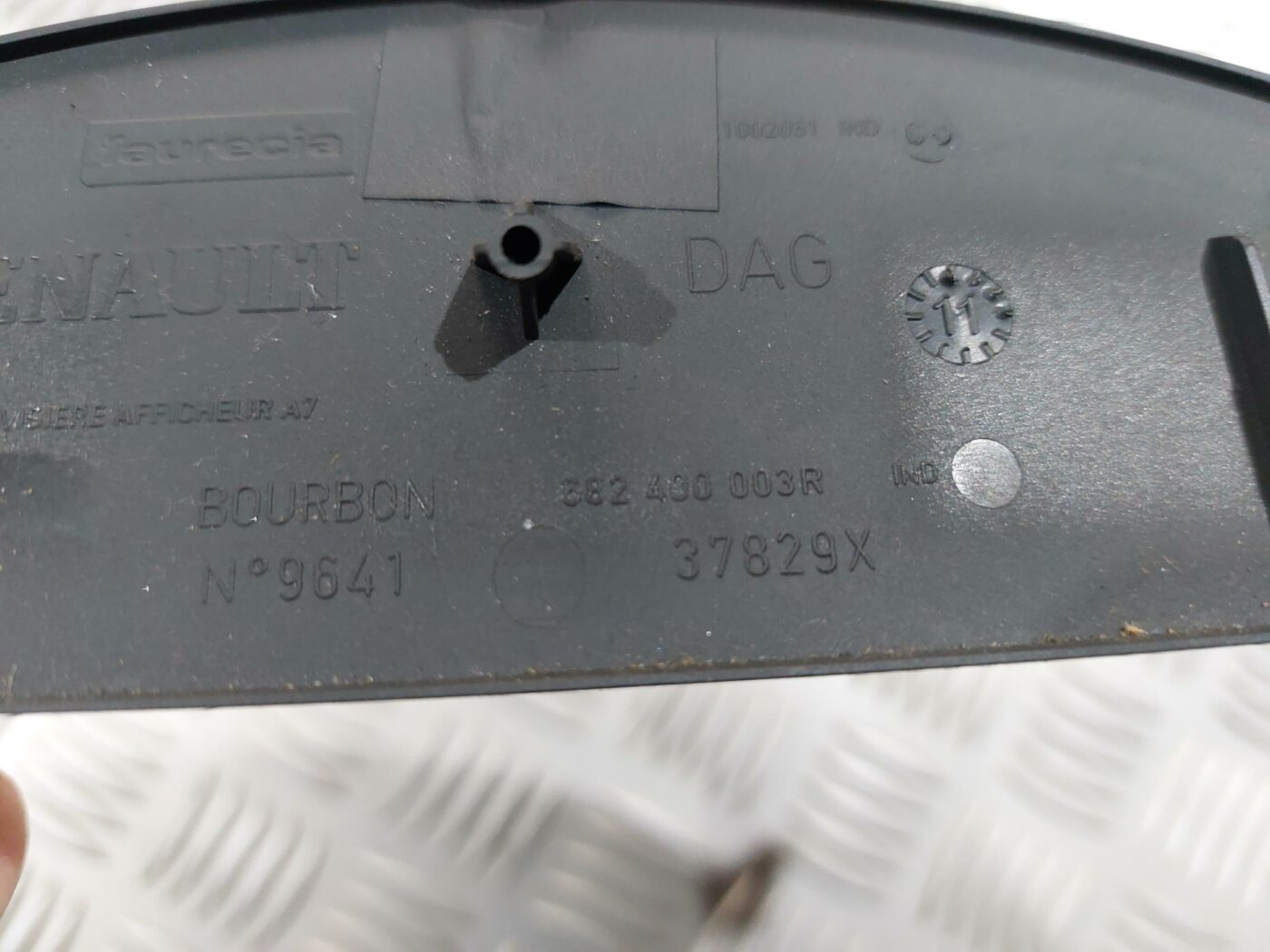 Displeja apdare (uz paneļa) priekš RENAULT LAGUNA 2011 3 Displeja apdare (uz paneļa) priekš RENAULT LAGUNA 2011