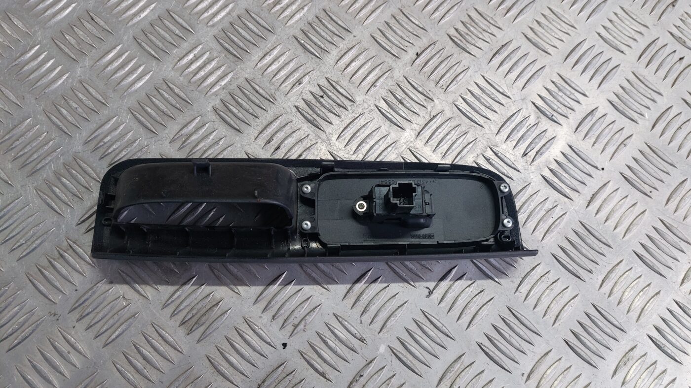 Stikla pacelšanas poga priekš VOLVO S40 2004 Black 3 Stikla pacelšanas poga priekš VOLVO S40 2004 Black