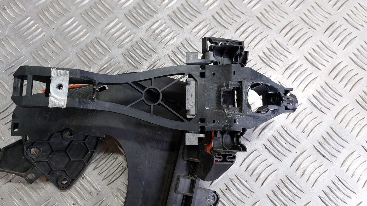 Aizmugurējais kreisais durvju rokturis priekš VOLVO S40 2004 Black 2 Aizmugurējais kreisais durvju rokturis priekš VOLVO S40 2004 Black