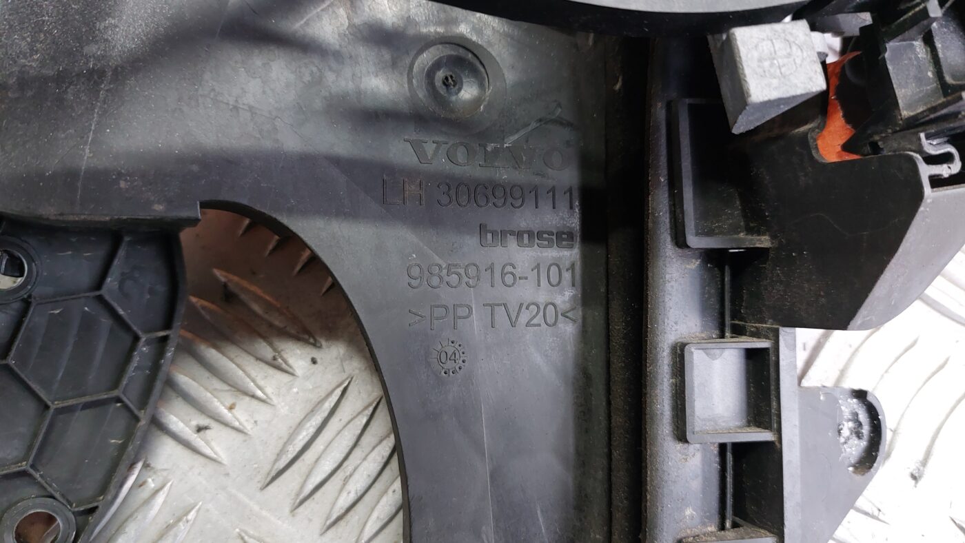 Aizmugurējais kreisais durvju rokturis priekš VOLVO S40 2004 Black 4 Aizmugurējais kreisais durvju rokturis priekš VOLVO S40 2004 Black