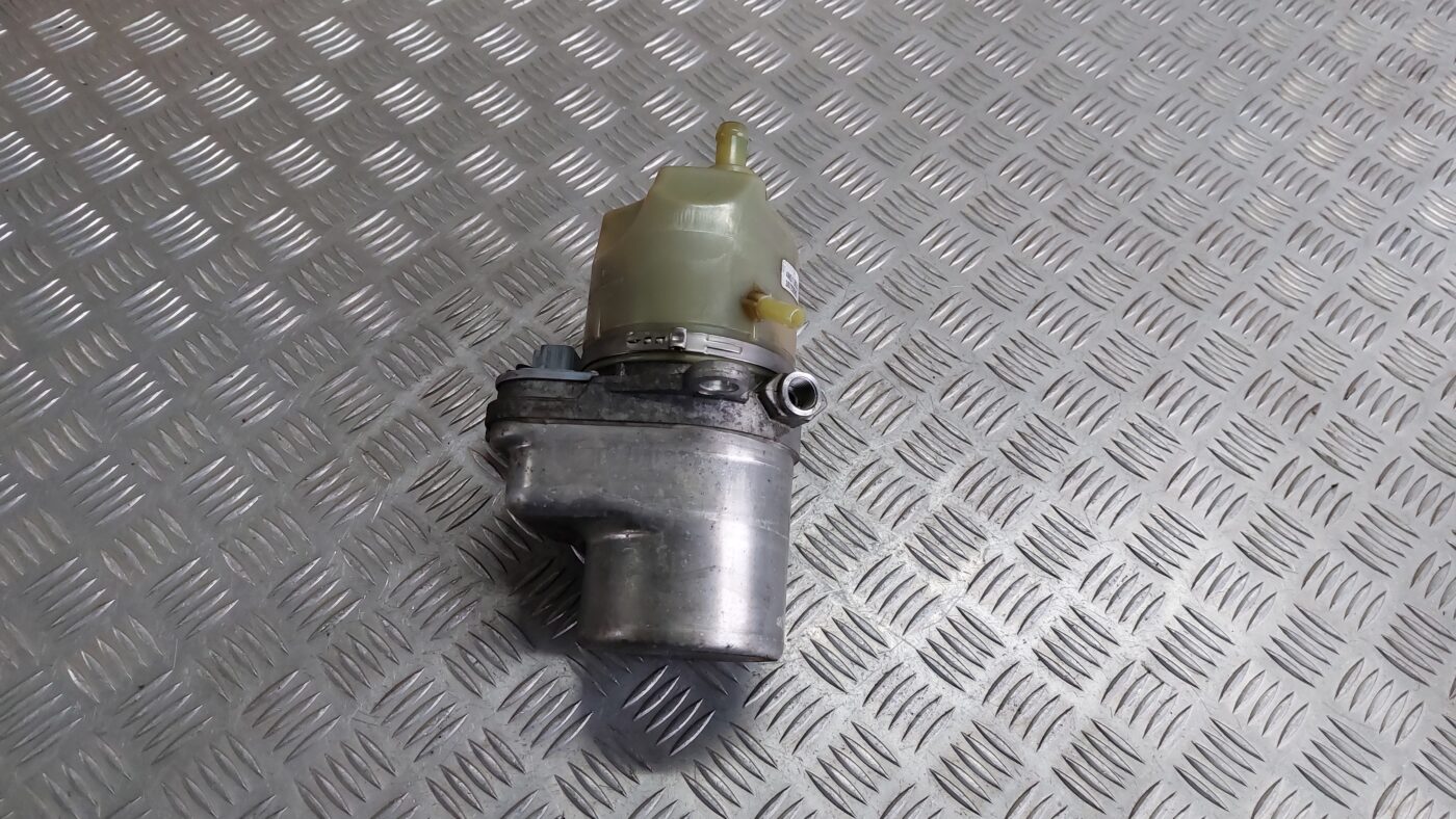 Hidrauliskais pastiprinātājs priekš VOLVO S40 2004 Black 1 Hidrauliskais pastiprinātājs priekš VOLVO S40 2004 Black