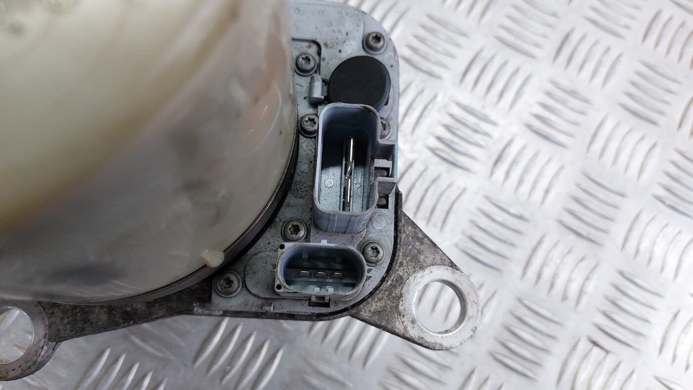 Hidrauliskais pastiprinātājs priekš VOLVO S40 2004 Black 3 Hidrauliskais pastiprinātājs priekš VOLVO S40 2004 Black