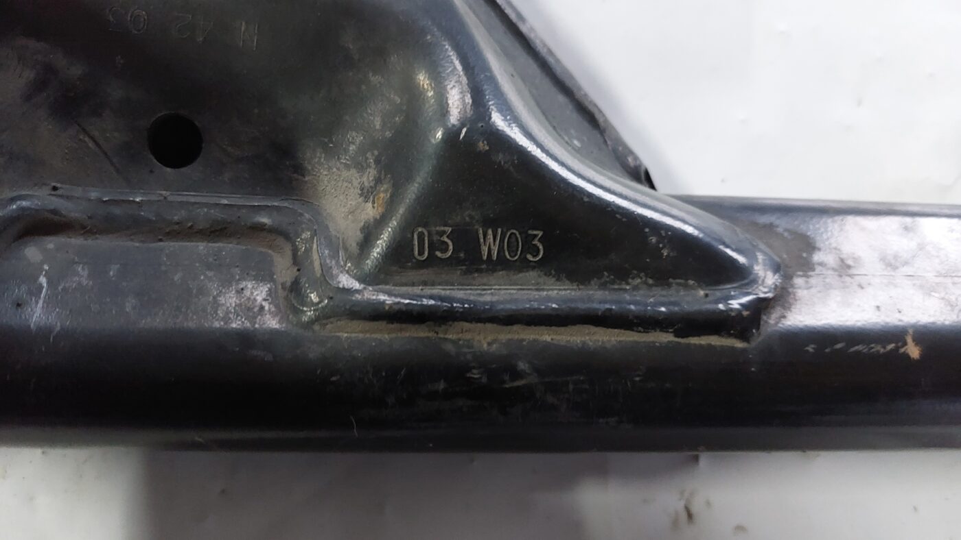 Priekšējo statņu stiprinājums priekš VOLVO S40 2004 Black