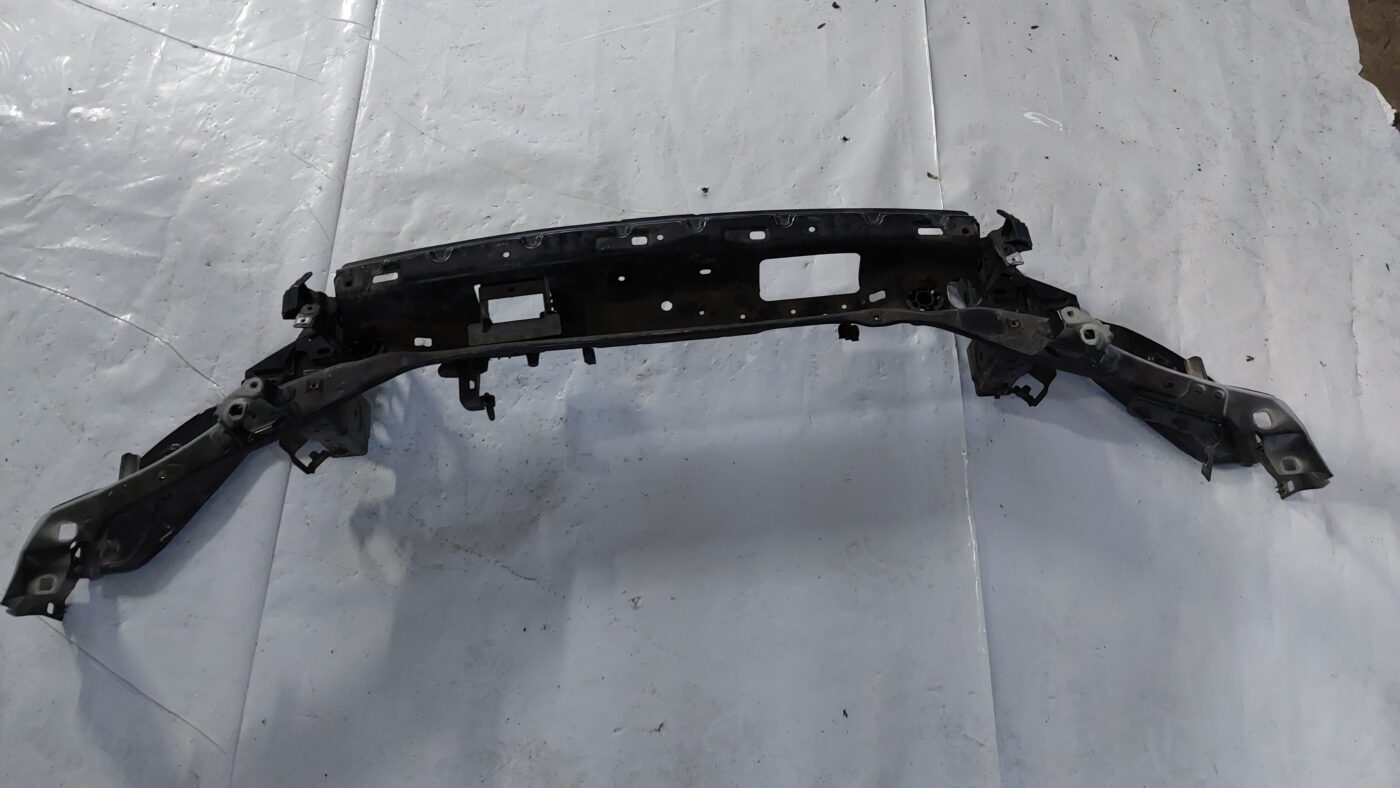 Priekšējā radiatora rāmja augšēja daļa priekš VOLVO S40 2004 Black 1 Priekšējā radiatora rāmja augšēja daļa priekš VOLVO S40 2004 Black