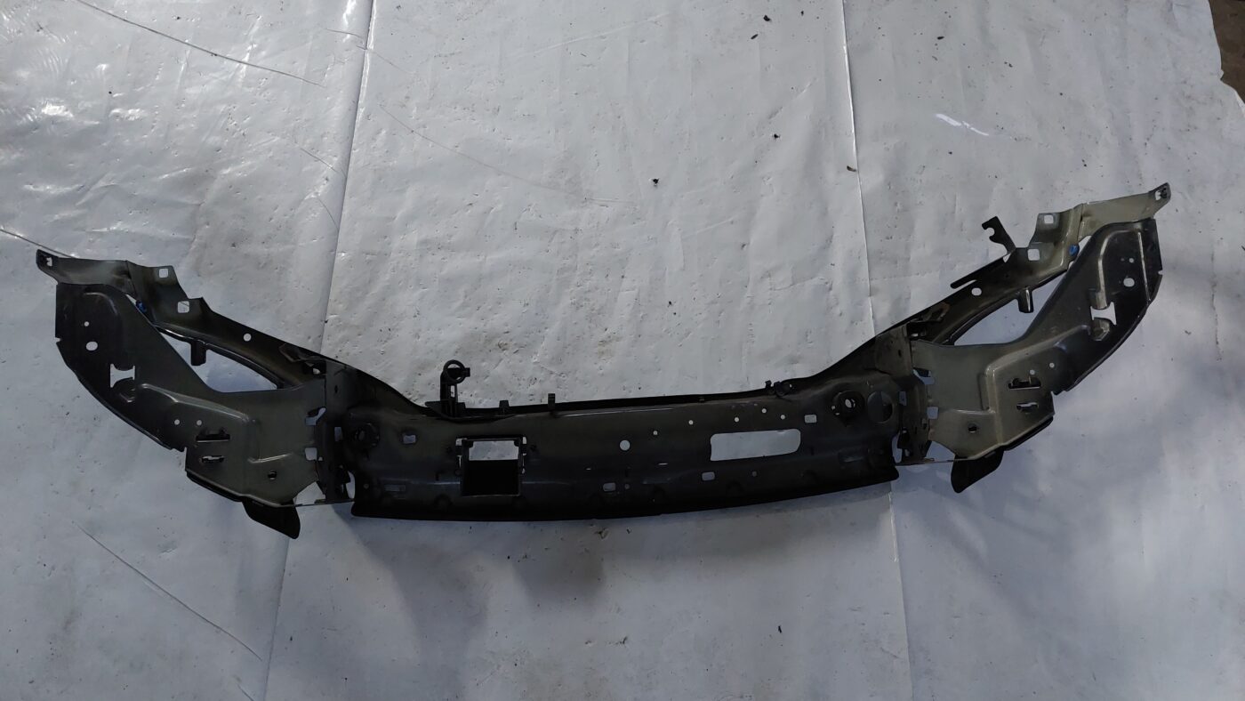 Priekšējā radiatora rāmja augšēja daļa priekš VOLVO S40 2004 Black 2 Priekšējā radiatora rāmja augšēja daļa priekš VOLVO S40 2004 Black