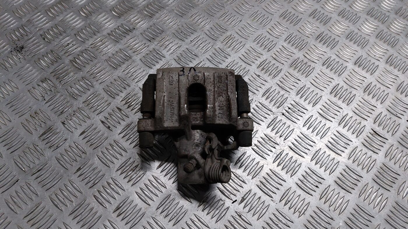 Aizmugurējais kreisais suports priekš VOLVO S40 2004 Black 1 Aizmugurējais kreisais suports priekš VOLVO S40 2004 Black