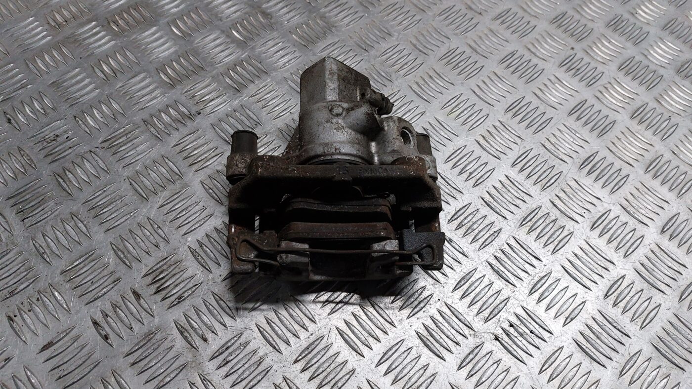 Aizmugurējais kreisais suports priekš VOLVO S40 2004 Black 2 Aizmugurējais kreisais suports priekš VOLVO S40 2004 Black