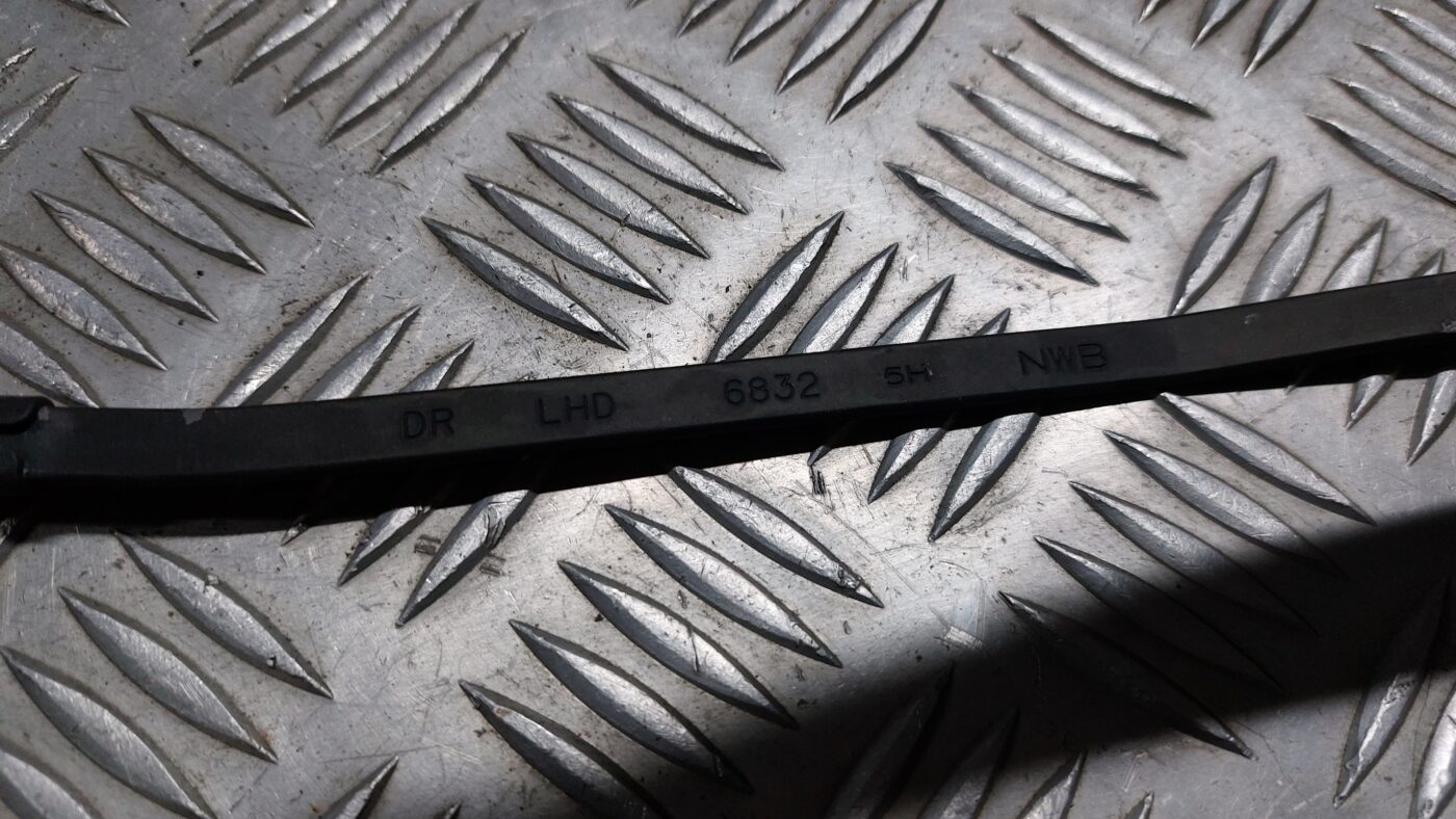 Vējstikla slotu turētāju komplekts priekš MITSUBISHI COLT 2007