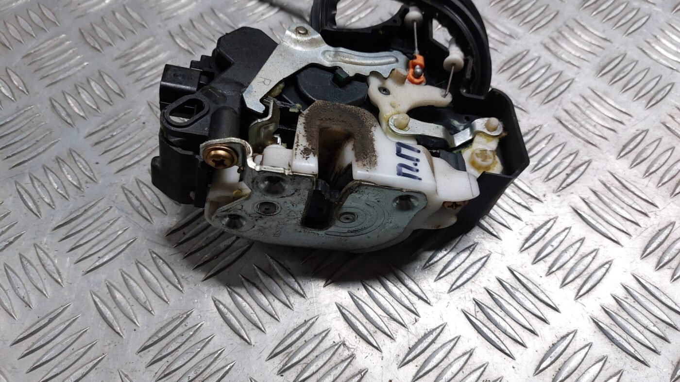 Priekšējo labo durvju slēdzene priekš MITSUBISHI COLT 2007 3 Priekšējo labo durvju slēdzene priekš MITSUBISHI COLT 2007