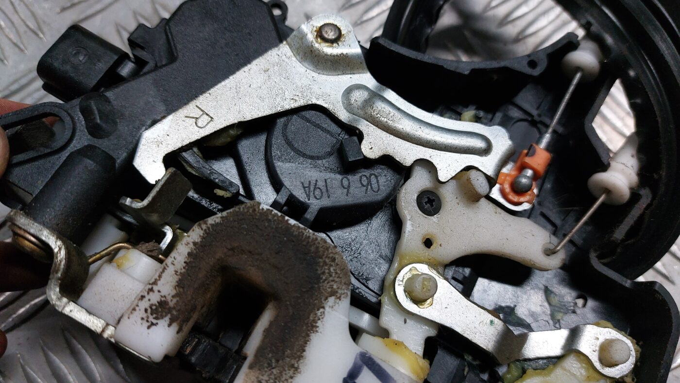 Priekšējo labo durvju slēdzene priekš MITSUBISHI COLT 2007 4 Priekšējo labo durvju slēdzene priekš MITSUBISHI COLT 2007